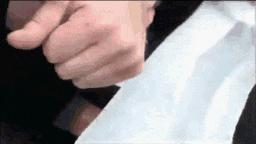 钓鱼时，不小心鱼钩刺进肉里，教你如何不疼的取出来