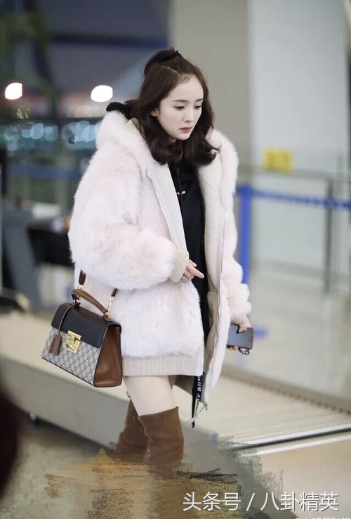 杨幂穿了皮草卡其色,杨幂穿皮草机场