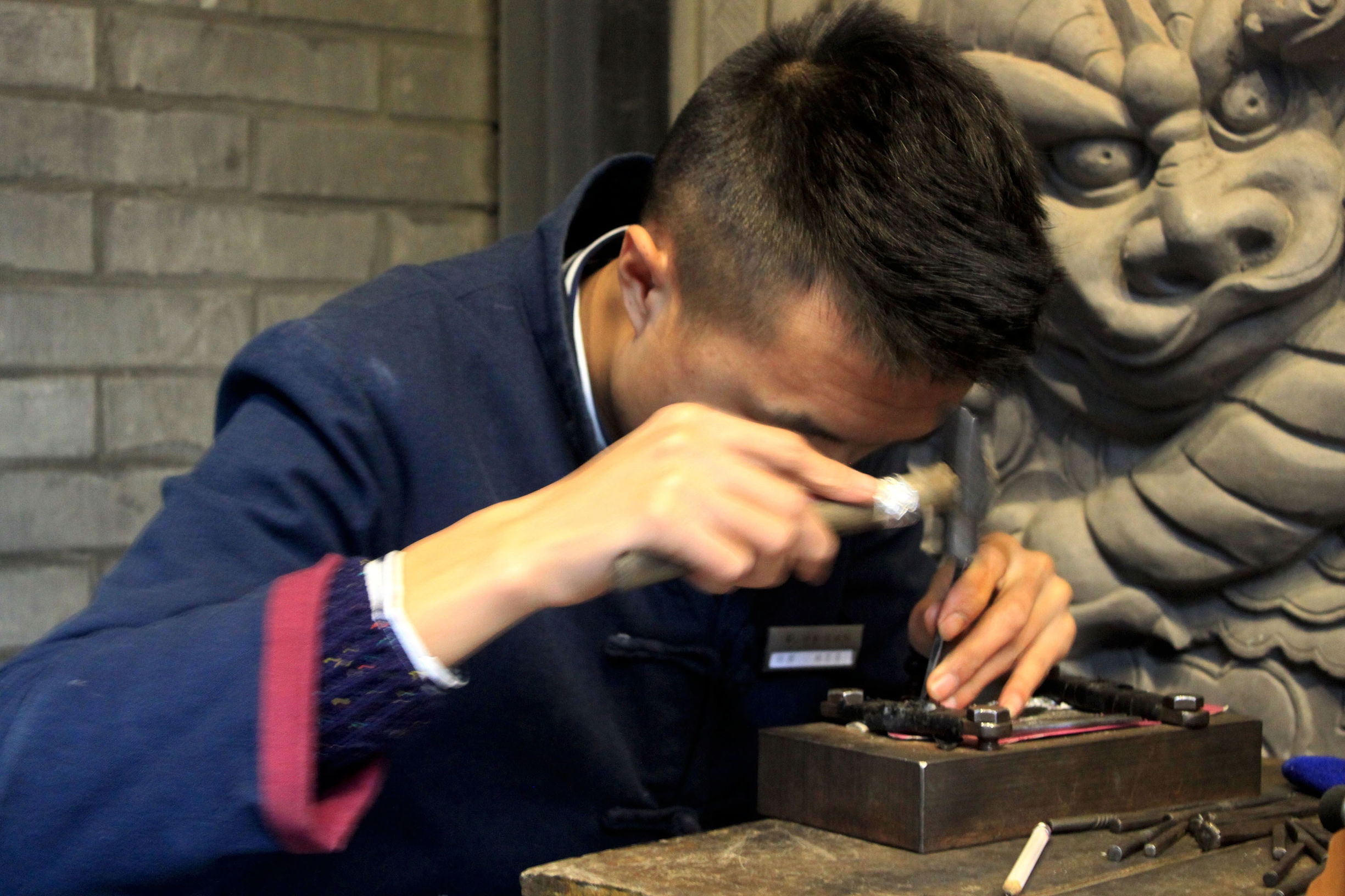 纯银手工打磨视频,手工打磨银品全过程