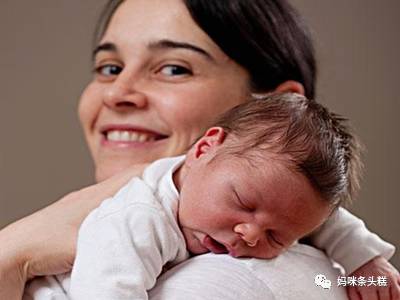 新生宝宝惊跳、抓耳挠脸、蜕皮，状况百出新手妈妈必备心理手册