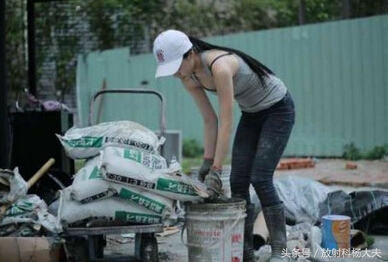 搬砖撞到小腿，拍片骨头没事，一周后腿肿，核磁发现问题