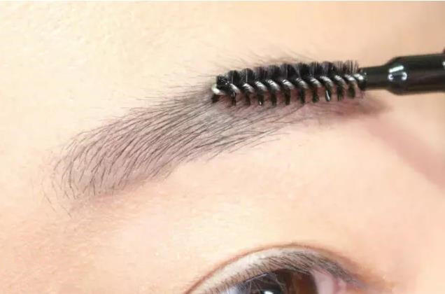 美瞳边缘碎在眼睛里面了,为什么美瞳会在眼睛里碎掉