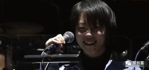 窦靖童孝顺,窦靖童照片被夸有个性