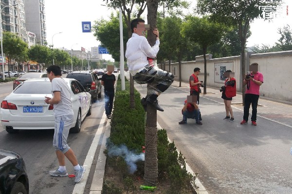 看客：中国式闹婚，失控的婚礼“游戏”