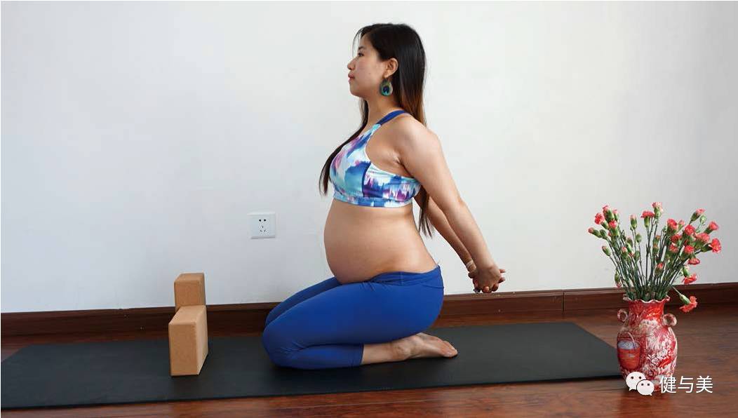 孕期肩膀背痛,孕期背痛瑜伽什么动作缓解