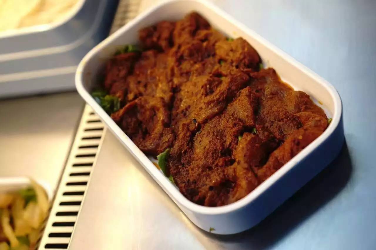 蚌埠这家店真奇怪，吃饭要看颜色，还送苹果笔记本电脑和爱疯七……