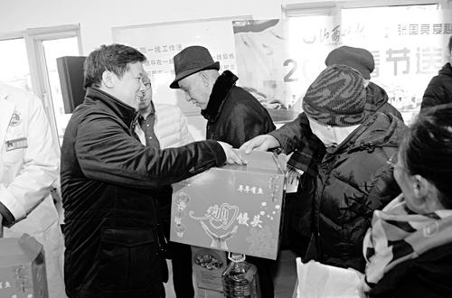 雁江区80名困难群众收到新春礼物,向困难群众送上5000份御寒礼包