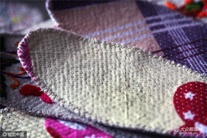 针线间的爱探访*安泰**手艺人制作绣花鞋垫