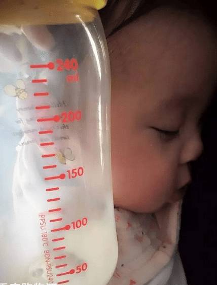 贾静雯小咘咘的照片 (贾静雯是不是给咘咘买的名牌衣服)