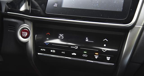 它顶配不到12万轻松装4个大登机箱省油堪比混动