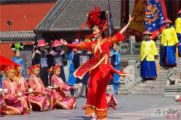 满族人过年有讲究：年猪不得有白毛，还要请乌鸦来吃肉？