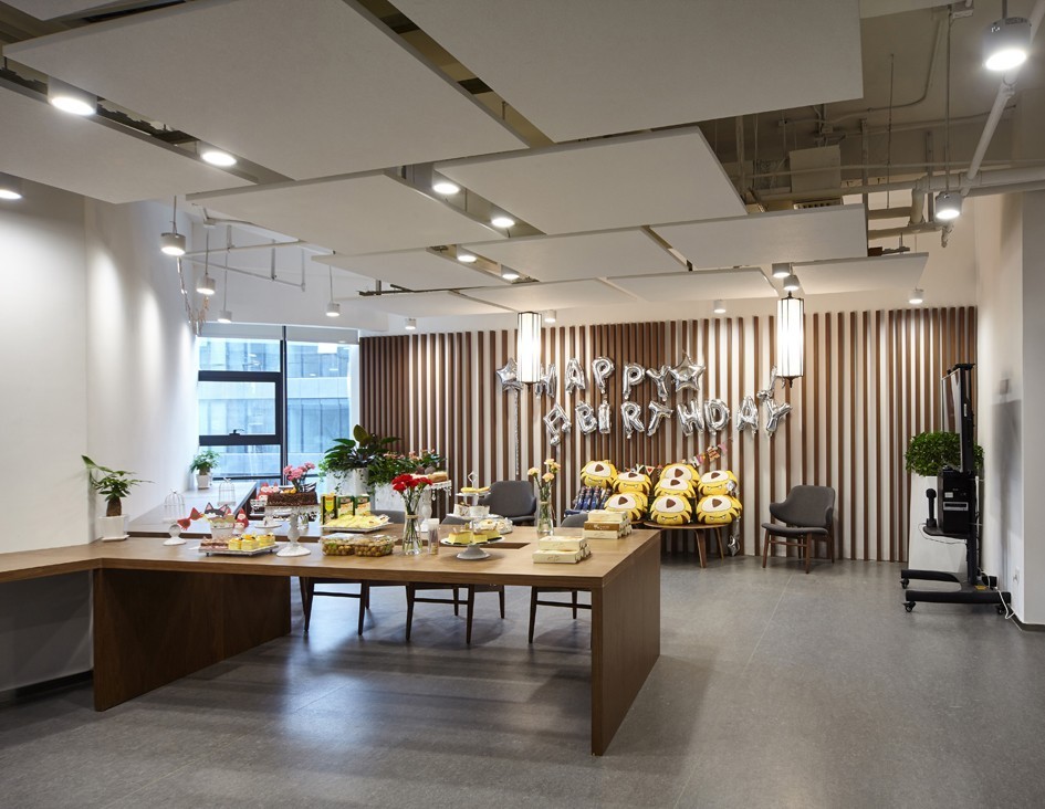 现代办公楼设计高级感,珠海现代简约办公楼会议室装修