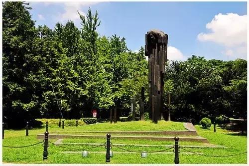 中山公园一进门是什么,中山公园怎么静悄悄的