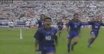 世界足坛名场面c罗背着莫德里奇,世界足坛名场面c罗