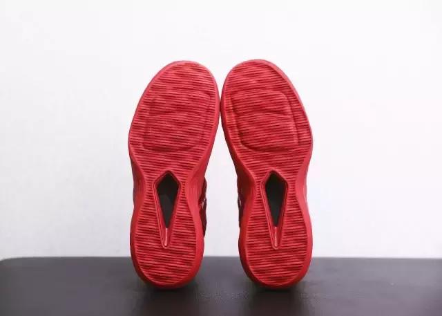 我们带着MeloM13来到即将重装开业的NIKE体验店