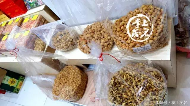 他说，要买点茂名特产回家拜年