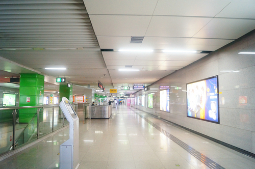 实拍正月初一夜晚深圳宝体地铁站，偌大地铁站内很安静