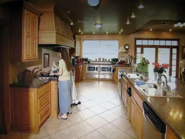 美国夫妇二十五年生十九子女，领着福利还想继续生下去！