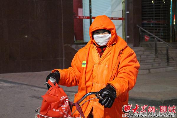 网络媒体走转改之环卫工人凌晨四点上街，期盼早回家与家人团聚