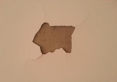 老房子潮湿墙皮脱落发霉,墙皮脱落发霉什么原因