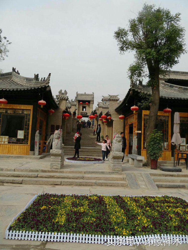 陕北俊俏女子勇闯袁家村大嘴吃四方