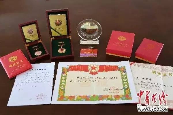 向在战斗中牺牲的战友致敬,缅怀当年同一战壕牺牲的战友