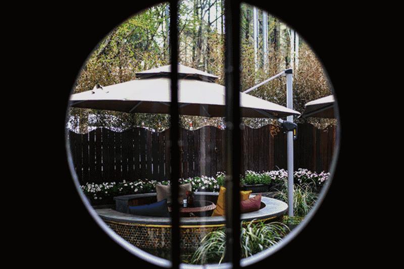 一家长过年前带着孩子出了趟门，结果熊孩子说什么也不肯回家了！