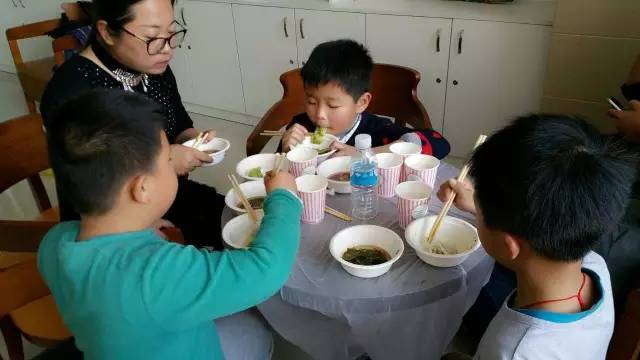 只是一顿饺子的事，芒市洛基山的孩子都能玩出新花样！