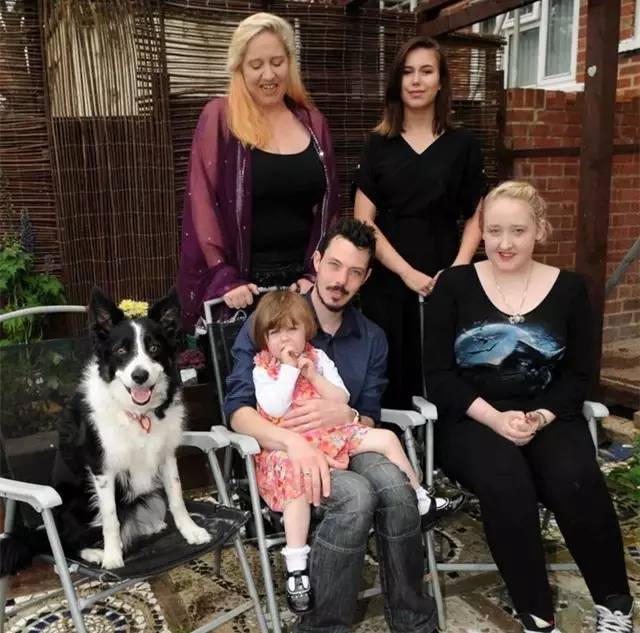 边牧察觉主人情绪,边牧见到小主人哭了原视频