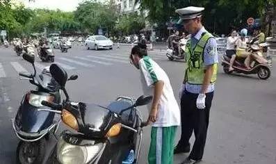 15岁未成年骑车撞到私家车逃逸,小孩开车撞人逃逸