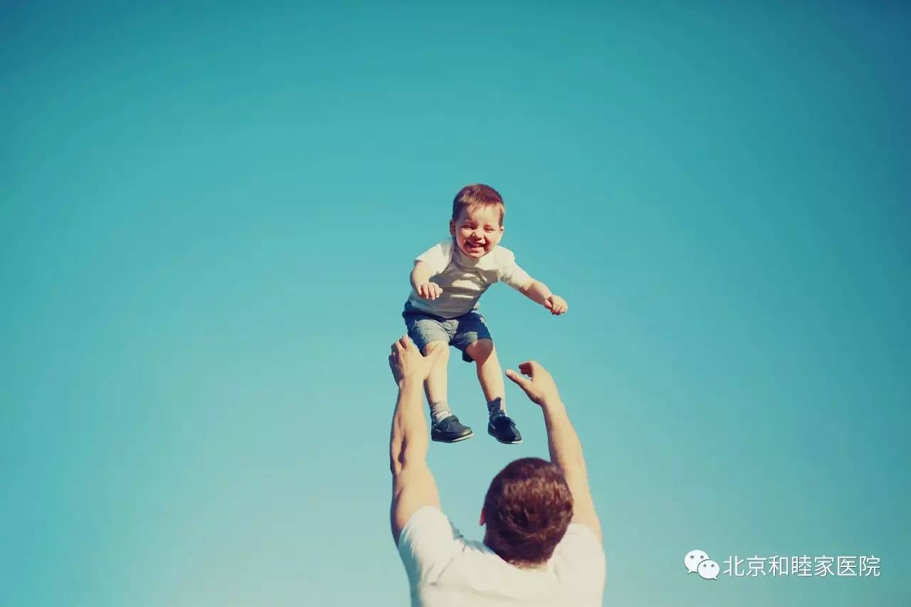 怎么牵宝宝胳膊防止脱臼,幼儿肘关节脱位复位后活动受限