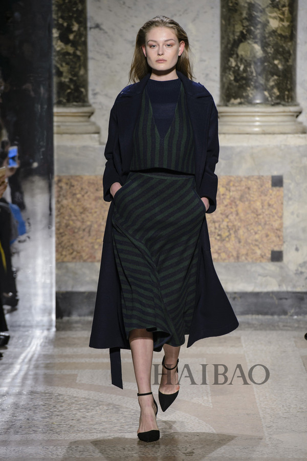 智慧女性心目中的最佳气质！MARYLING2017秋冬女装秀，海报网带你亲临2017秋冬米兰时装周