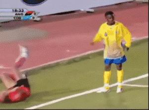 伊布曼联联赛进球,曼联新援伊布首秀倒钩破门