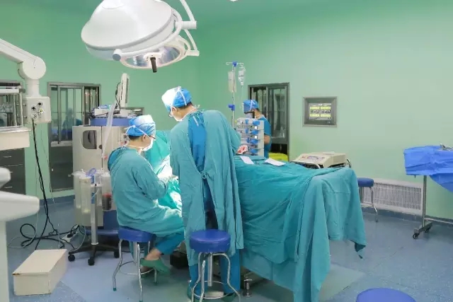 镜头见证生命重启之旅，纪录医者仁心，许昌外科医生的新年故事