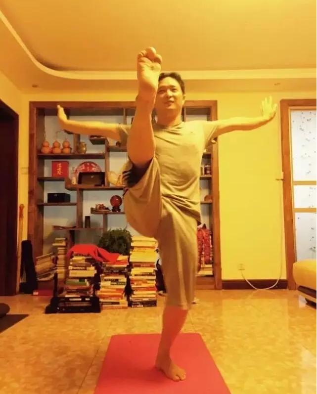 李华伟蹲墙松腰,李华伟健身教练