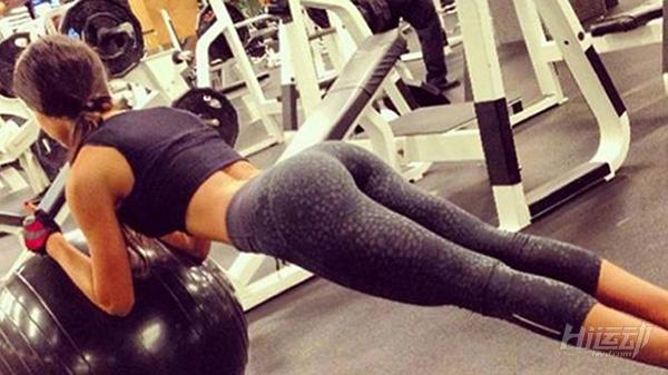 久坐臀部凹陷最快的一个动作,久坐屁股变大了怎么减