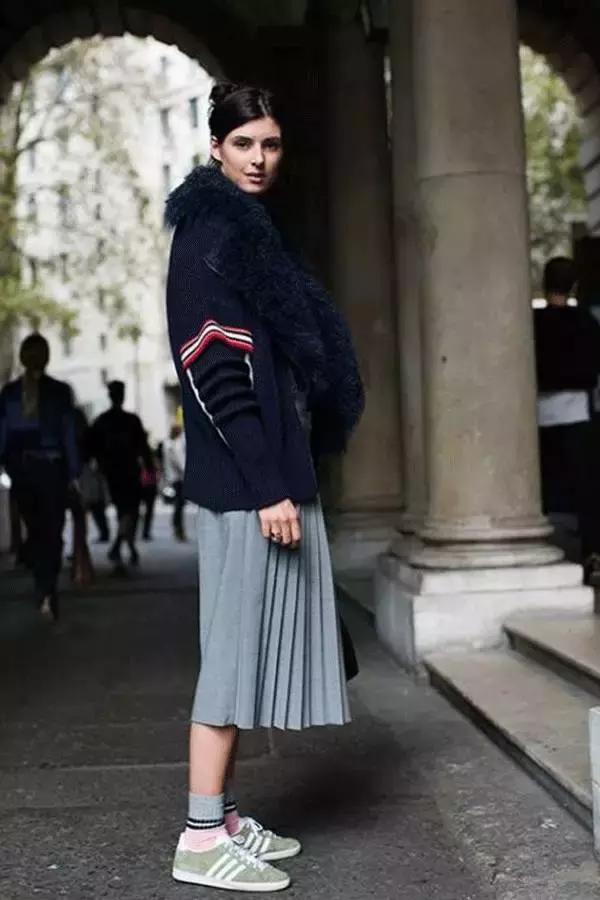 杨幂小金珠手链,杨幂小贝壳黑裙