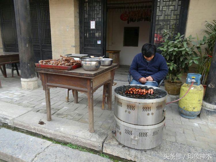 陕北俊俏女子勇闯袁家村大嘴吃四方