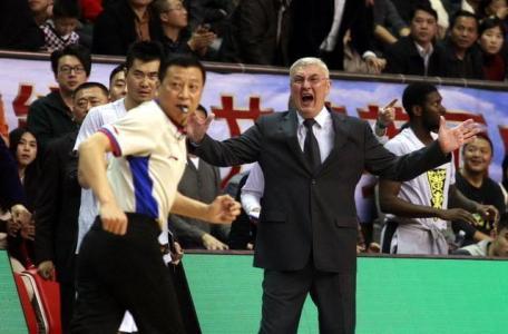 北京首钢夺冠马布里被罚出场,老马被双杀