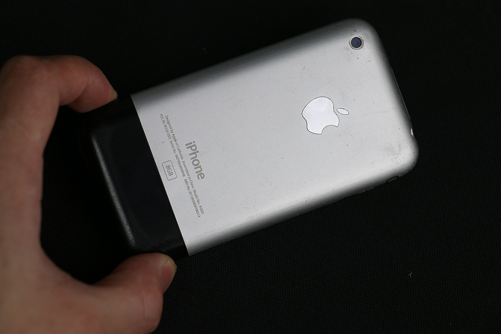 初代原版iPhone拍出高价,怀旧数码推荐