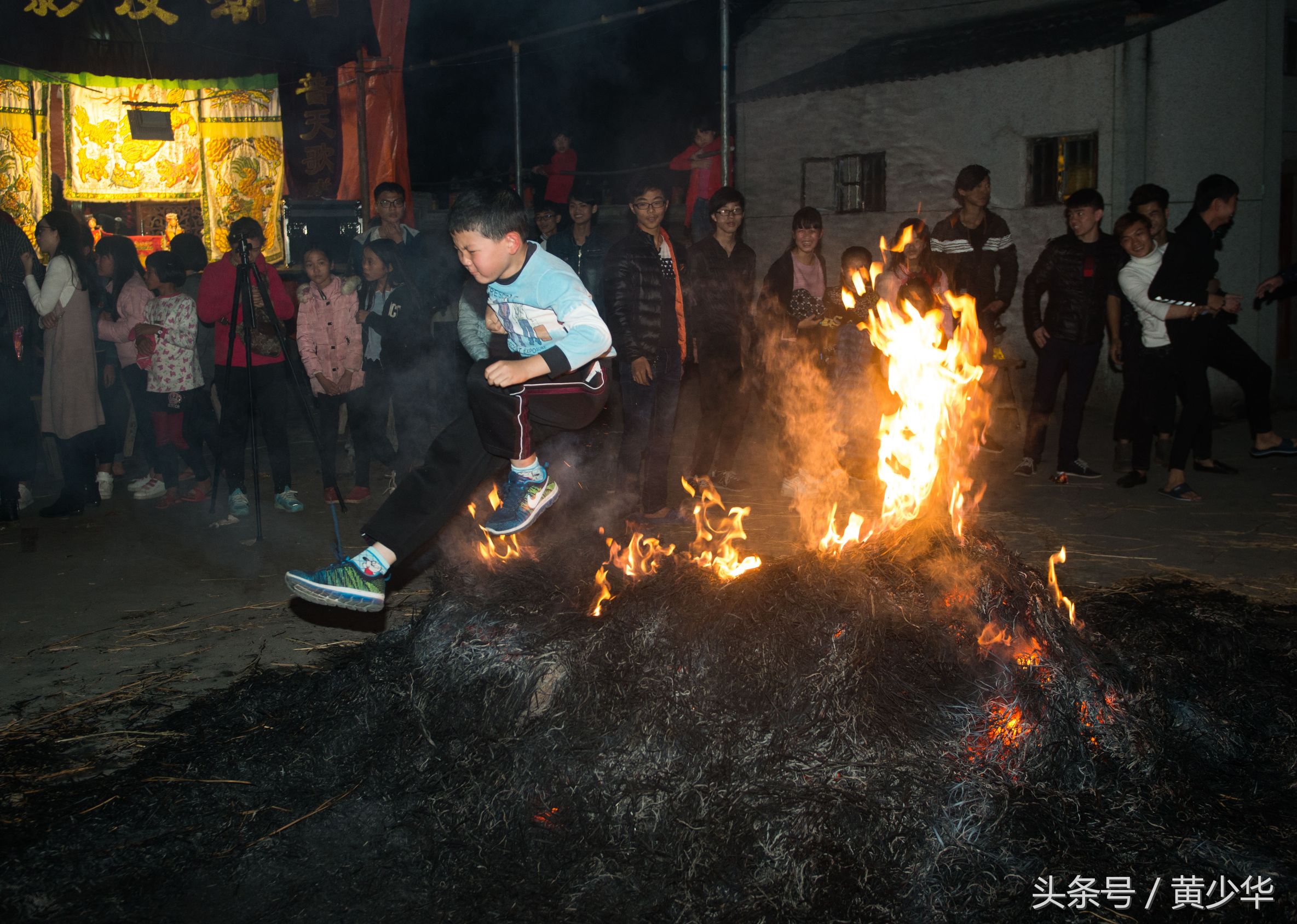 广东普宁民俗送香船跳火堆