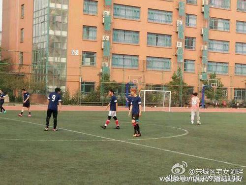 鹿晗打足球视频,鹿晗踢球被表扬的视频