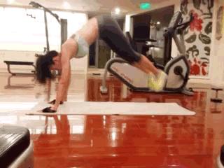 女生在家锻炼腹肌动作，好身材除了刻苦训练，没有别的办法