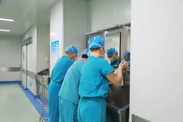 镜头见证生命重启之旅，纪录医者仁心，许昌外科医生的新年故事