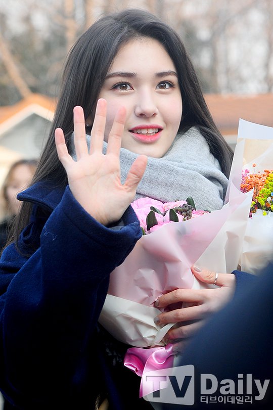 白色小腿袜休闲风穿搭,白色短袜搭运动鞋