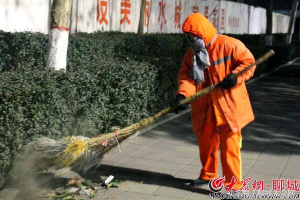 网络媒体走转改之环卫工人凌晨四点上街，期盼早回家与家人团聚