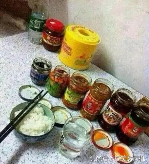 女生的嘴是撅着的,姑娘的嘴