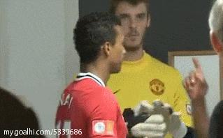 足球搞笑过人动图,爆笑足球笑死人的时刻