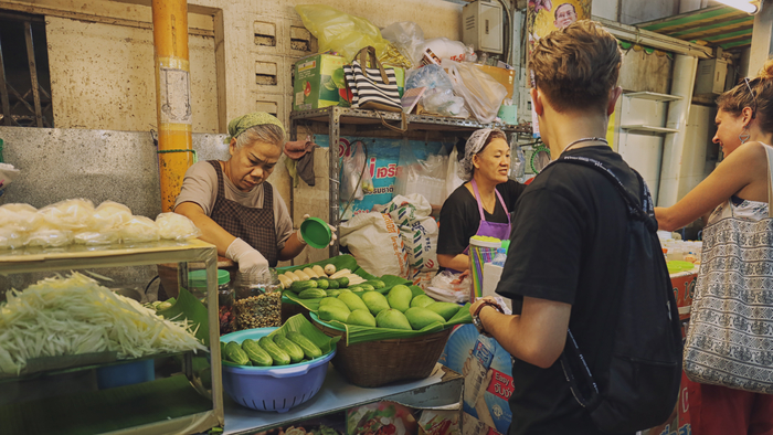在泰国生活的一对情侣 (在泰国的情侣生活)
