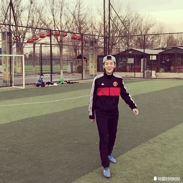 鹿晗最新踢足球视频,鹿晗踢足球打比赛奔跑吧